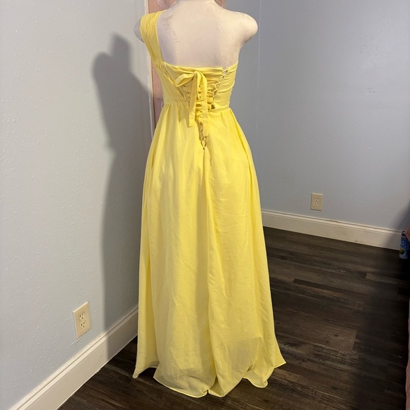 Elegant Yellow One-Shoulder Dress - Picture 2 of 3